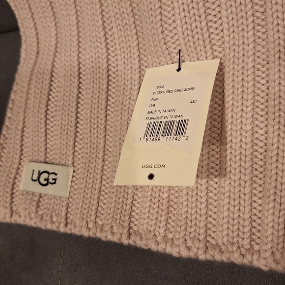 UGG Knit Scarf & free UGGH socks - Picture 6 of 16